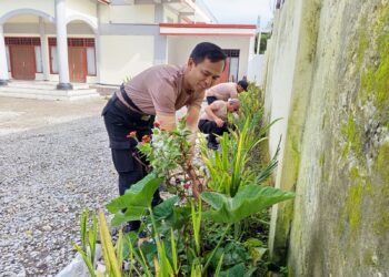 Sambut Paskah, Polres Jayawijaya Gelar Bhakti Sosial Bersihkan Gereja Imanuel