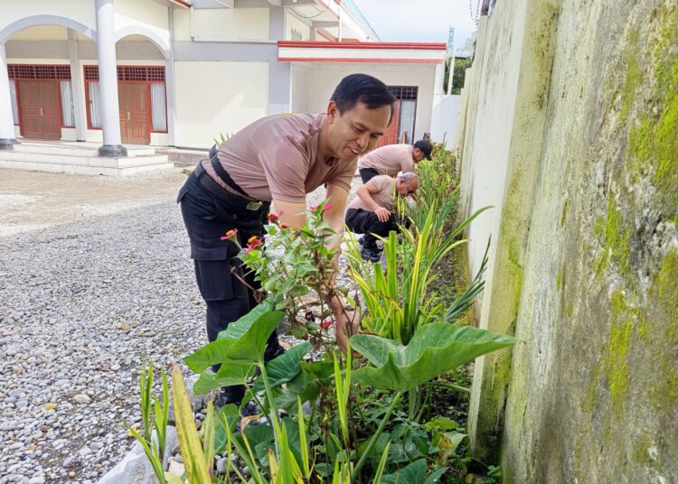 Sambut Paskah, Polres Jayawijaya Gelar Bhakti Sosial Bersihkan Gereja Imanuel