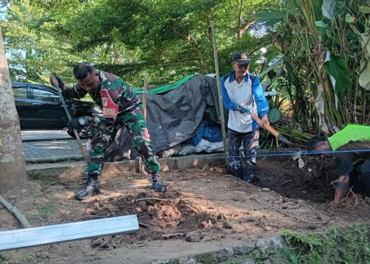 Babinsa Rap Rap Bersama Warga Kejar Target Bangun Jembatan Perintis Garuda