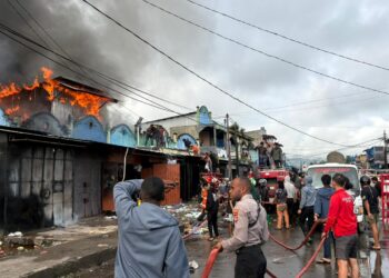 Polres Jayawijaya Gerak Cepat, Padamkan Kebakaran Ruko di Wamena