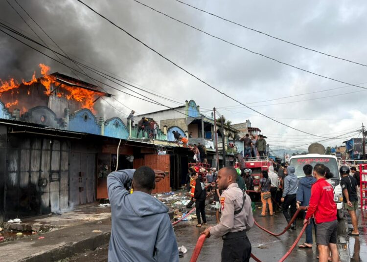 Polres Jayawijaya Gerak Cepat, Padamkan Kebakaran Ruko di Wamena