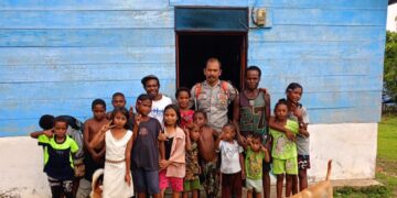 Bhabinkamtibmas Kampung Wamena Salurkan Bantuan Buku dan Dukung Pemberantasan Buta Aksara di Kabupaten Kaimana