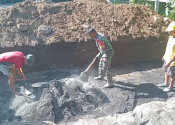 Percepat Progres Pembangunan, Babinsa Koramil 1310-06/Airmadidi Bantu Pemasangan Pondasi Dudukan Angker Jembatan Perintis Garuda di Kelurahan Rap-Rap