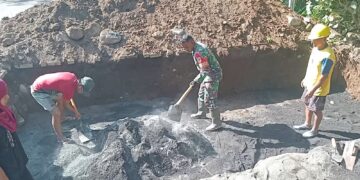 Percepat Progres Pembangunan, Babinsa Koramil 1310-06/Airmadidi Bantu Pemasangan Pondasi Dudukan Angker Jembatan Perintis Garuda di Kelurahan Rap-Rap