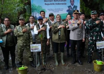 Dukung Program Pemerintah Dalam Pengelolaan Hasil Hutan, Dandim 1310/Bitung Dampingi Pangdam XIII/Merdeka Pada Kunjungan Kerja Menteri Kehutanan RI di Minahasa Utara