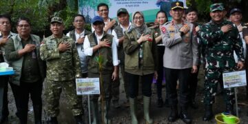 Dukung Program Pemerintah Dalam Pengelolaan Hasil Hutan, Dandim 1310/Bitung Dampingi Pangdam XIII/Merdeka Pada Kunjungan Kerja Menteri Kehutanan RI di Minahasa Utara