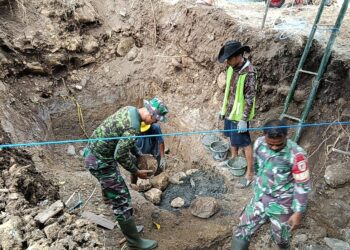 Progres Pesat, TNI dan Warga Rap Rap Gotong Royong Bangun Abutmen Jembatan Perintis Garuda