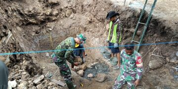 Progres Pesat, TNI dan Warga Rap Rap Gotong Royong Bangun Abutmen Jembatan Perintis Garuda