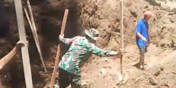 Tunjukkan Semangat Kebersamaan, Babinsa Airmadidi Bawah Turun Tangan Bantu Pemasangan Bowplank Jembatan Perintis Garuda