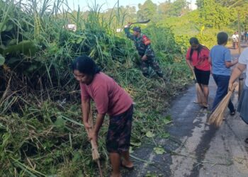 Babinsa Koramil 1310-01/Bitung Bersama Lurah dan Warga Paceda Gelar Karya Bakti Bersih Lingkungan, Dukung Gerakan Indonesia Asri
