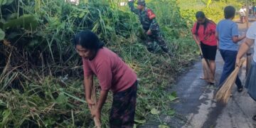 Babinsa Koramil 1310-01/Bitung Bersama Lurah dan Warga Paceda Gelar Karya Bakti Bersih Lingkungan, Dukung Gerakan Indonesia Asri