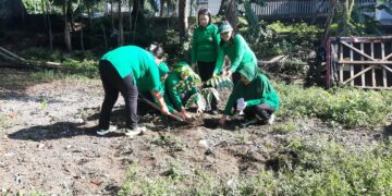 Babinsa Koramil 1310-01/Bitung Bersama Lurah dan Warga Paceda Gelar Karya Bakti Bersih Lingkungan, Dukung Gerakan Indonesia Asri