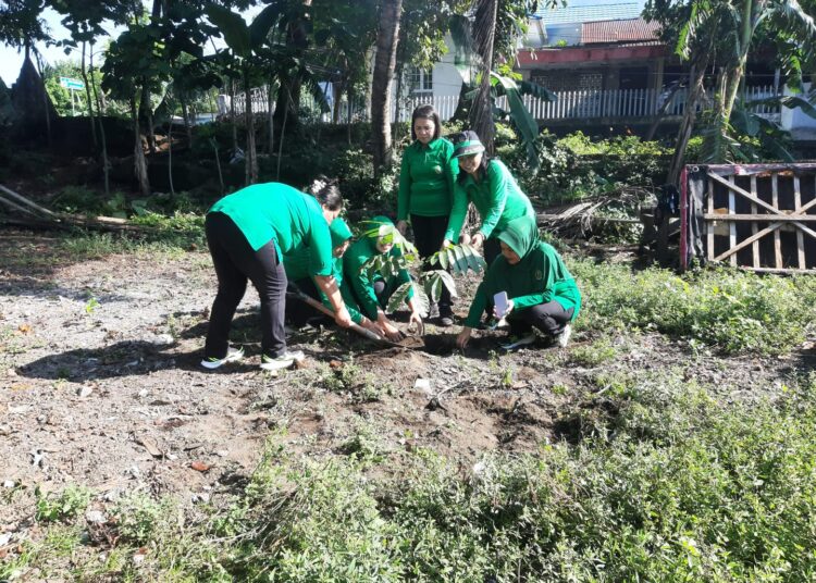 Babinsa Koramil 1310-01/Bitung Bersama Lurah dan Warga Paceda Gelar Karya Bakti Bersih Lingkungan, Dukung Gerakan Indonesia Asri