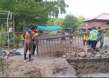 Gotong Royong Babinsa dan Warga Percepat Pembangunan Jembatan Perintis Garuda Rap Rap