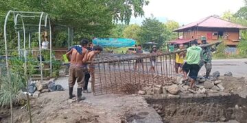 Gotong Royong Babinsa dan Warga Percepat Pembangunan Jembatan Perintis Garuda Rap Rap