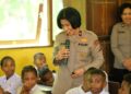 Dalam Rangka Hari Kartini, Polwan Polda Papua Barat Bagikan Tas Untuk Anak Sekolah