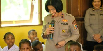 Dalam Rangka Hari Kartini, Polwan Polda Papua Barat Bagikan Tas Untuk Anak Sekolah