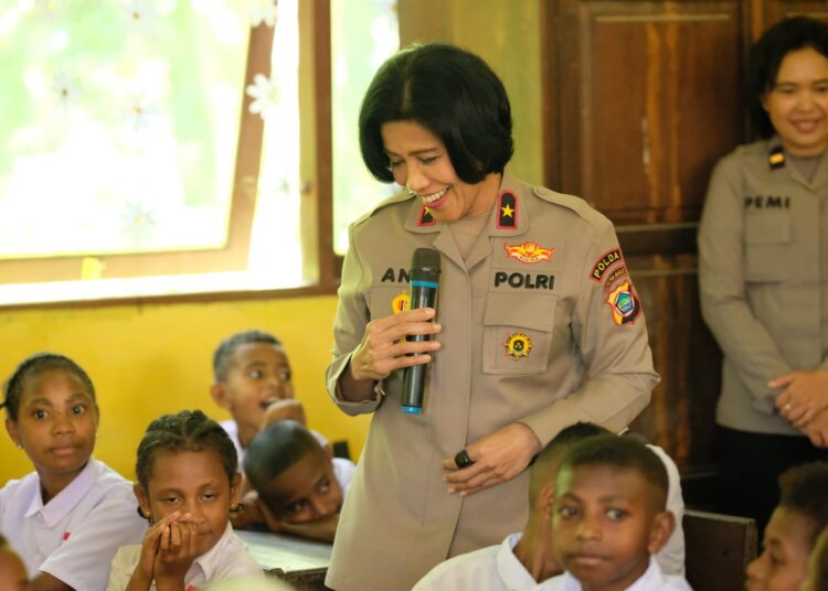 Dalam Rangka Hari Kartini, Polwan Polda Papua Barat Bagikan Tas Untuk Anak Sekolah