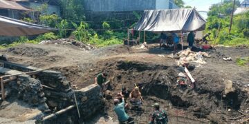 Demi Segera Terwujudnya Jembatan Beton Garuda, Warga dan Babinsa Turun Bantu Proses Pekerjaan