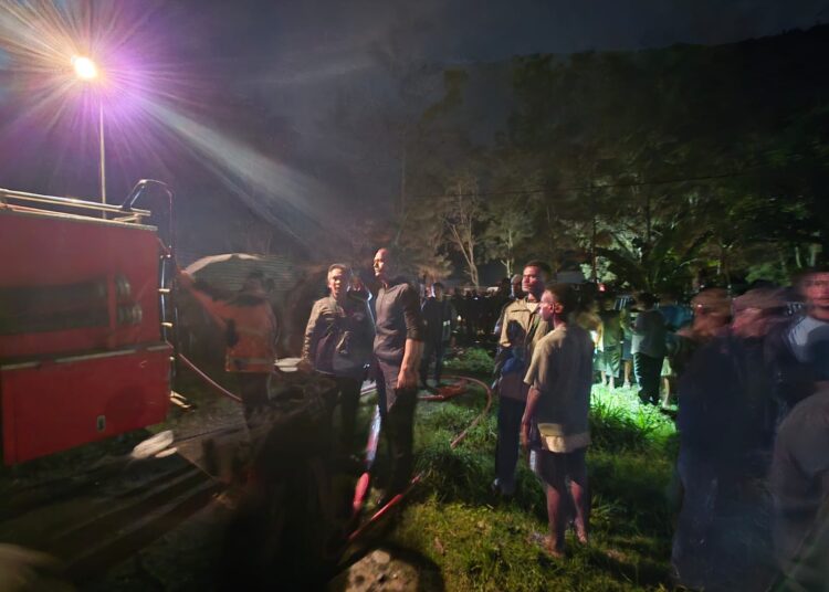 Respon Cepat Polres Jayawijaya, Tangani Kebakaran Dijalan Jb Wenas – Wamena