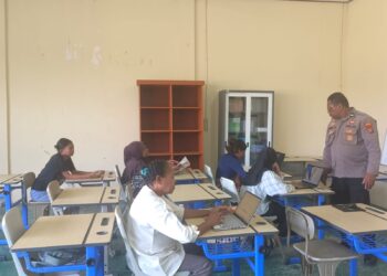 Satuan Binmas Polres Teluk Bintuni Gelar Kegiatan Belajar Mengajar Tik Bagi Siswa-siswi Pkbm Kasih Rumbai Koteka