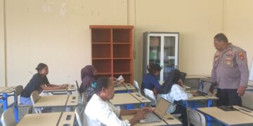 Satuan Binmas Polres Teluk Bintuni Gelar Kegiatan Belajar Mengajar Tik Bagi Siswa-siswi Pkbm Kasih Rumbai Koteka