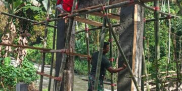 Percepat Pembangunan Jembatan Gantung Perintis Garuda, Babinsa Bantu Pengerjaan Jembatan