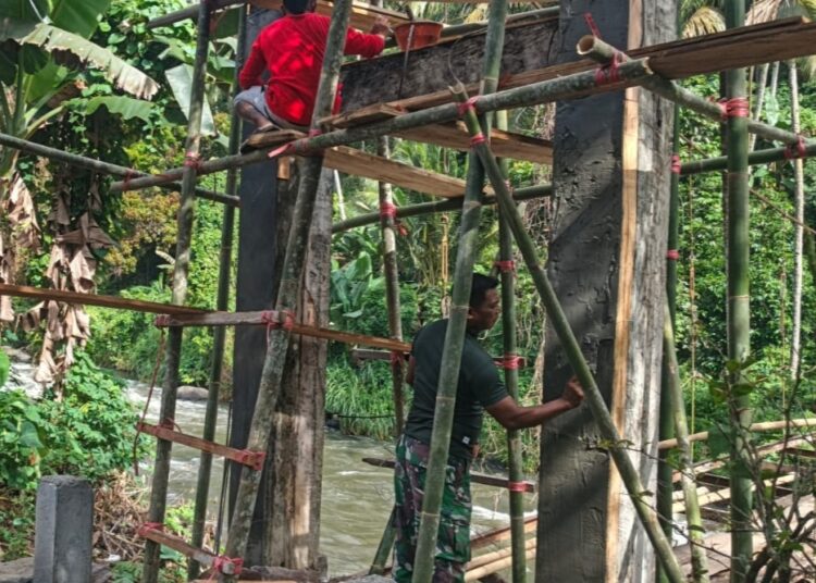 Percepat Pembangunan Jembatan Gantung Perintis Garuda, Babinsa Bantu Pengerjaan Jembatan