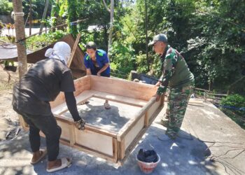 Pengecoran Foot Plat Jembatan Perintis Garuda di Airmadidi Bawah Dikebut Bersama Babinsa dan Warga