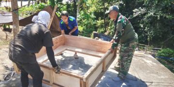 Pengecoran Foot Plat Jembatan Perintis Garuda di Airmadidi Bawah Dikebut Bersama Babinsa dan Warga