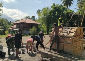 Pengecoran Blok Angkur Dikebut, TNI dan Warga Percepat Pembangunan Jembatan Perintis Garuda
