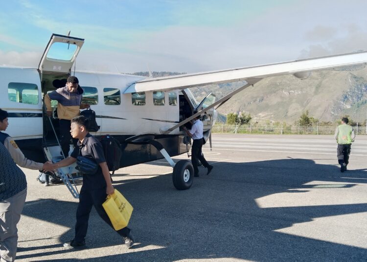 Polsek Tiom Amankan Kedatangan Pesawat Susi Air Pk-bve, Situasi Bandara Kondusif