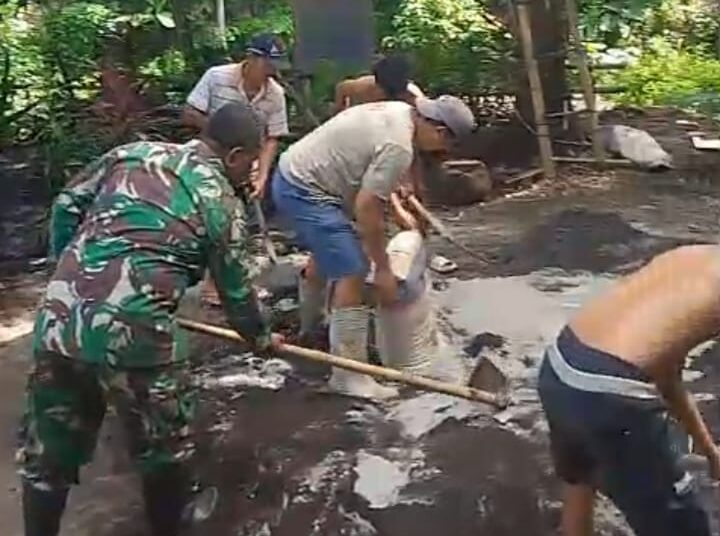 Aktif di Lokasi Pembangunan Jembatan, Babinsa Airmadidi Bawah Bantu Aduk Campuran Semen, Pasir dan Kerikil Bersama Warga dan Pekerja