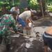 Aktif di Lokasi Pembangunan Jembatan, Babinsa Airmadidi Bawah Bantu Aduk Campuran Semen, Pasir dan Kerikil Bersama Warga dan Pekerja
