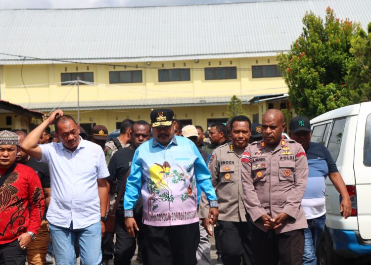 Gubernur Papua Pegunungan Kunjungi Pengungsi di Mako Polres Jayawijaya