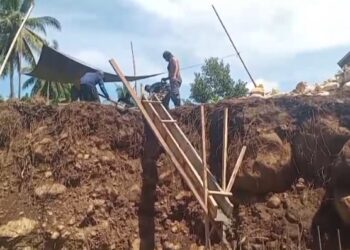 Tak Mengenal Lelah, Babinsa dan Pekerja Terus Kebut Pembangunan Jembatan Perintis Garuda