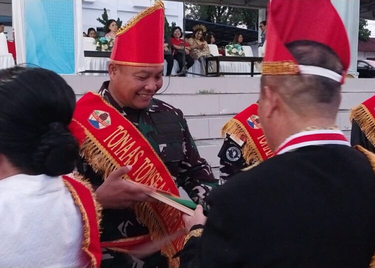 Dandim 1310/Bitung Terima Pengukuhan Gelar Adat Tonsea Minahasa pada Parade Nusantara Kota Bitung Peringati Harkitnas Ke-118 Tahun 2026