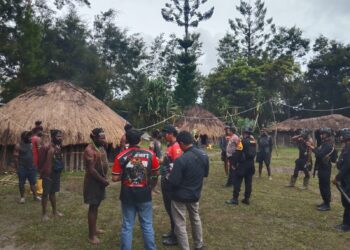 Patroli Gabungan Polsek Wamena Kota dan Brimob Yon A Jaga Stabilitas Keamanan Pasca Bentrok Antar Suku