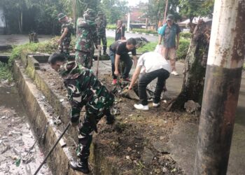 Bentuk Nyata Kepedulian TNI Terhadap Kebersihan Lingkungan, Kodim 1310/Bitung Gelar Karya Bakti Gerakan Indonesia Asri, Bersihkan Selokan dan Taman Median Jalan