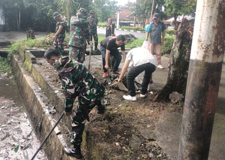 Bentuk Nyata Kepedulian TNI Terhadap Kebersihan Lingkungan, Kodim 1310/Bitung Gelar Karya Bakti Gerakan Indonesia Asri, Bersihkan Selokan dan Taman Median Jalan