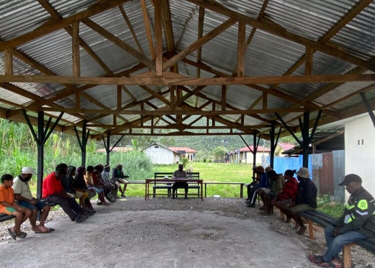 Polsek Wamena Kota Cek Lahan Jagung dan Salurkan Bantuan Sembako kepada Petani