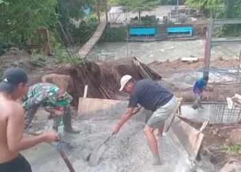 Demi Terwujudnya Impian Warga, Babinsa dan Warga Rap-Rap Kebut Struktur Angkur Jembatan Perintis Garuda