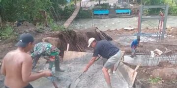 Demi Terwujudnya Impian Warga, Babinsa dan Warga Rap-Rap Kebut Struktur Angkur Jembatan Perintis Garuda