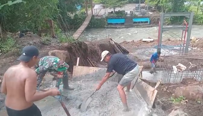 Demi Terwujudnya Impian Warga, Babinsa dan Warga Rap-Rap Kebut Struktur Angkur Jembatan Perintis Garuda