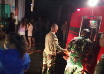 Aksi Cepat Unit Damkar Kodim 1310/Bitung Bantu Padamkan Kebakaran Tiga Rumah Warga