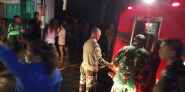 Aksi Cepat Unit Damkar Kodim 1310/Bitung Bantu Padamkan Kebakaran Tiga Rumah Warga