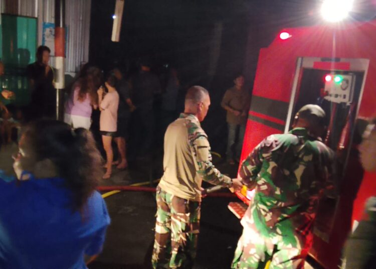 Aksi Cepat Unit Damkar Kodim 1310/Bitung Bantu Padamkan Kebakaran Tiga Rumah Warga