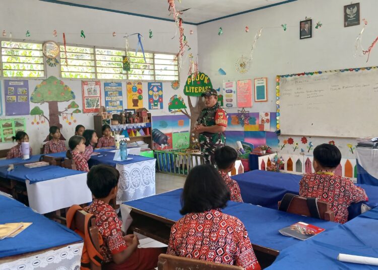 Tanamkan Nilai Patriotisme Sejak Dini, Babinsa Jajaran Kodim 1310/Bitung Optimalkan Implementasi Buku Pedoman Pembinaan Kesadaran Bela Negara (PKBN) di Lingkungan Sekolah