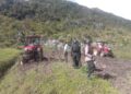 Polsek Kurulu lakukan pengecekan lahan jagung kuartal II dan serahkan bantuan sarana produksi