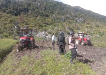 Polsek Kurulu lakukan pengecekan lahan jagung kuartal II dan serahkan bantuan sarana produksi